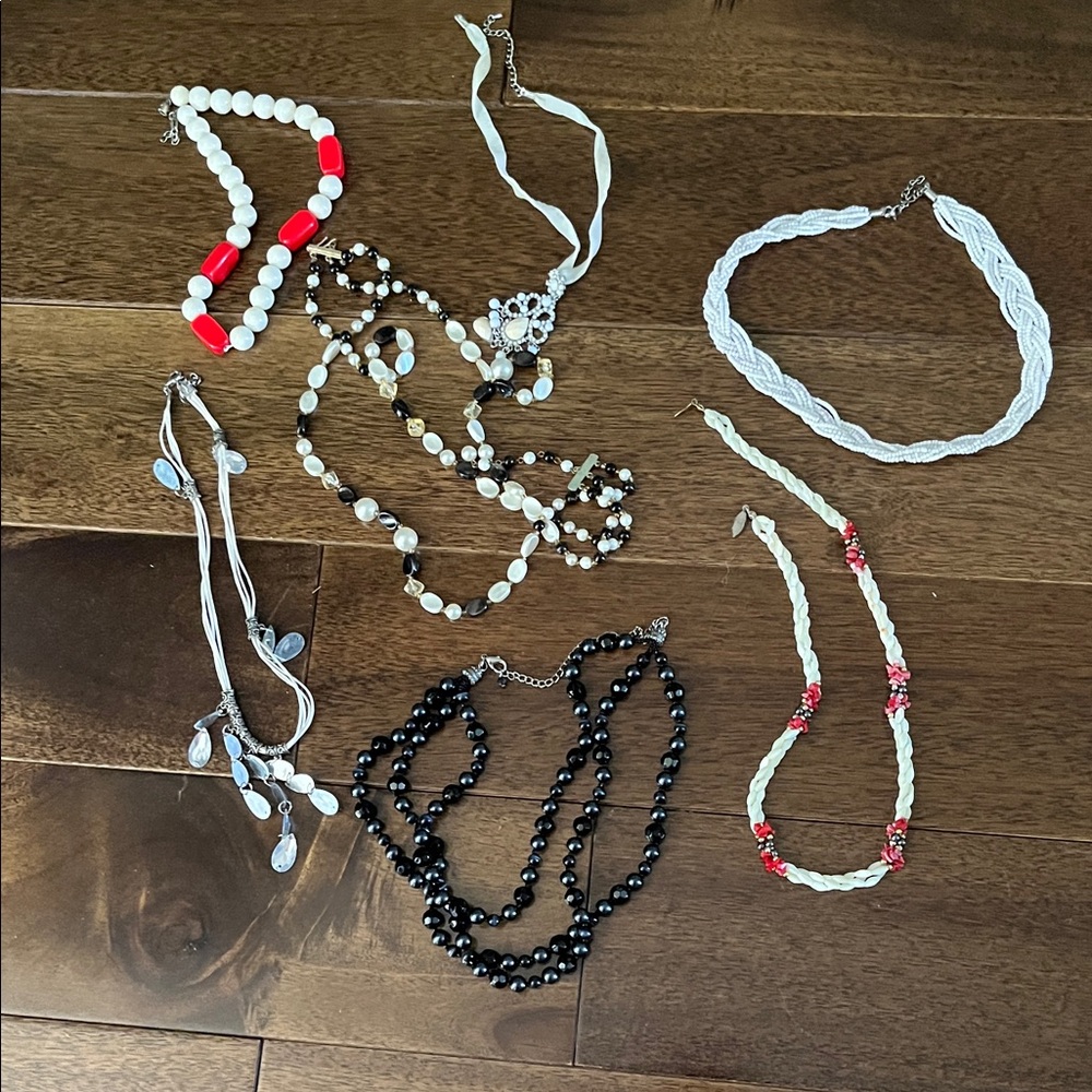 Elegant Black and White Beaded Necklace Set